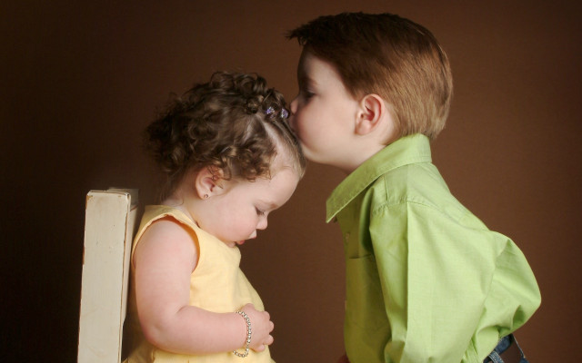 Little boy little girl kissing free wallpaper for desktop - medium preview image