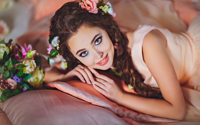 Woman flower hair bouquet fashion free wallpaper for desktop - medium preview image