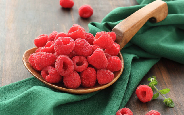 Wooden bowl raspberries green cloth free wallpaper for desktop - medium preview image