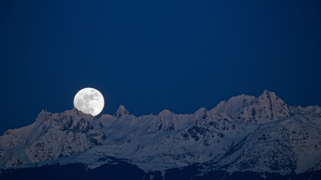 Full moon mountain night sky free wallpaper for desktop - medium preview image