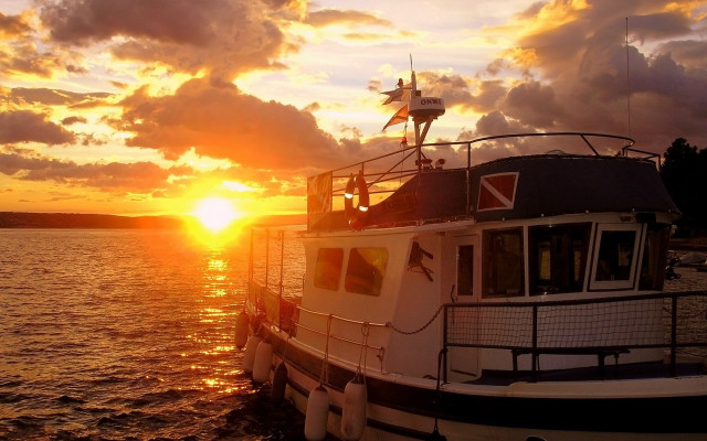 Sunset boat water horizon clouds free wallpaper for desktop - medium preview image