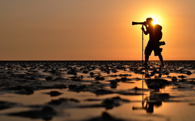Beach sunset man camera longlens free wallpaper for desktop - medium preview image