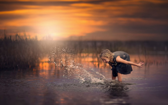 Girl splashing water sunset city free wallpaper for desktop - medium preview image