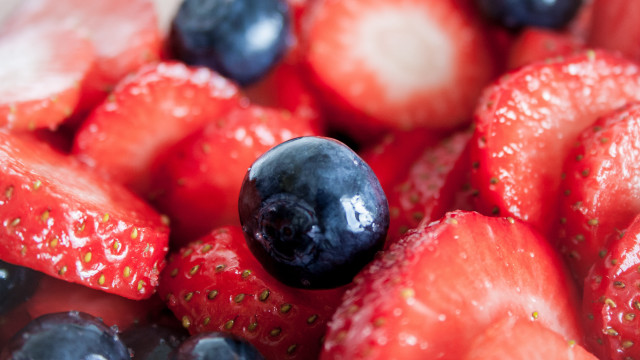 Close up berries water droplets free wallpaper for desktop - medium preview image