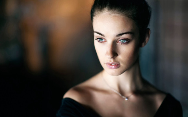 Serious woman necklace portrait blurry free wallpaper for desktop - medium preview image
