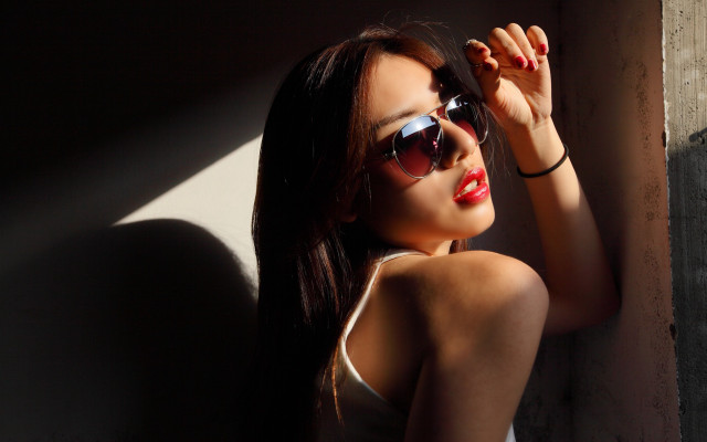 Fan qi woman sunglasses white free wallpaper for desktop - medium preview image