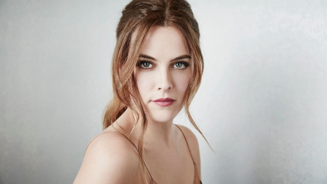 Leesha hannigan ponytail brown dress free wallpaper for desktop - medium preview image