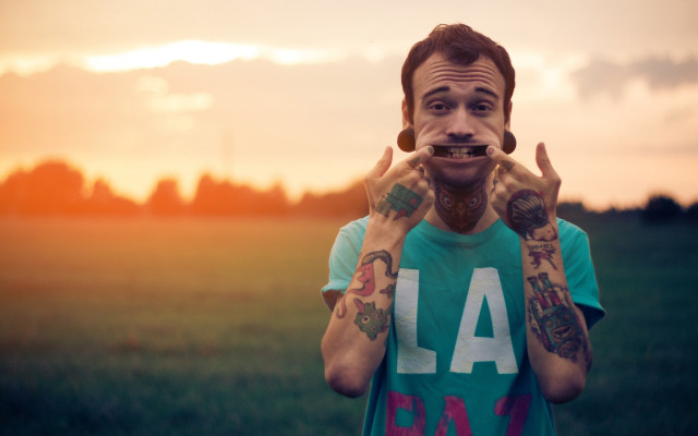 Tattooed man face fingers outdoor free wallpaper for desktop - medium preview image