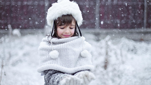 Little girl white sweater hat free wallpaper for desktop - medium preview image