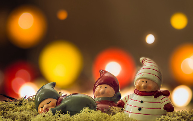 Figurines grass firehydrant naiveart shallowdepth free wallpaper for desktop - medium preview image