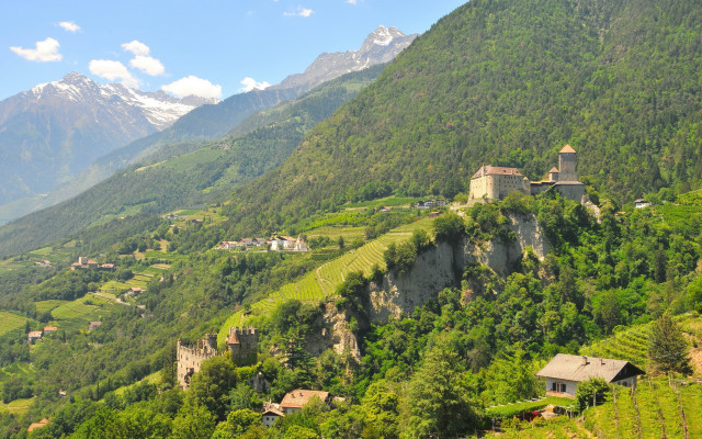 Mountain village cliff side engrquerrand free wallpaper for desktop - medium preview image