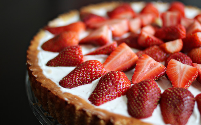 Strawberry pie food photography bokeh free wallpaper for desktop - medium preview image