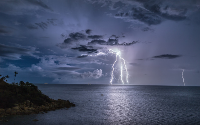 Lightning ocean coast tropical stormy free wallpaper for desktop - medium preview image