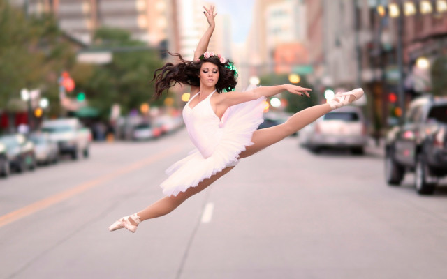 Balletwoman citystreet dynamicpose blurry background free wallpaper for desktop - medium preview image