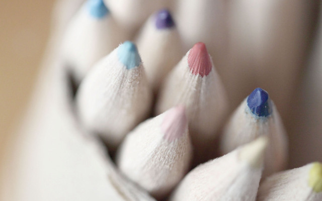 Colored pencils closeup blurry background free wallpaper for desktop - medium preview image