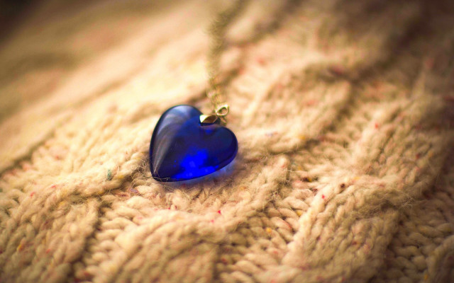 Blue heart pendant sweater gold free wallpaper for desktop - medium preview image
