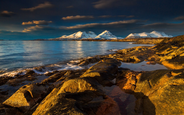 Rocky shore mountains night cloudy free wallpaper for desktop - medium preview image