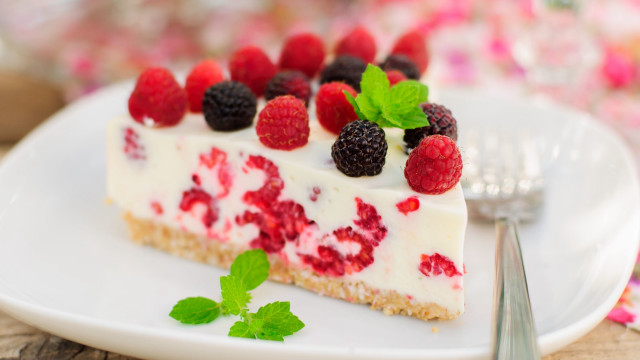 Cheesecake berries mint plate fork free wallpaper for desktop - medium preview image