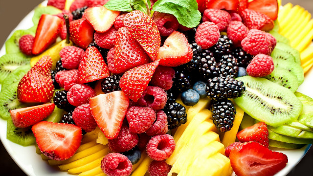 Fruit plate kiwi strawberries bananas free wallpaper for desktop - medium preview image