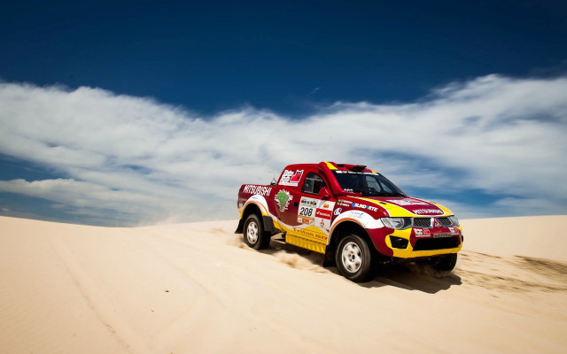 Truck sand dunes sunny blue free wallpaper for desktop - medium preview image