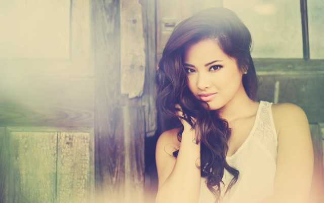 Alice prin portrait woman white free wallpaper for desktop - medium preview image