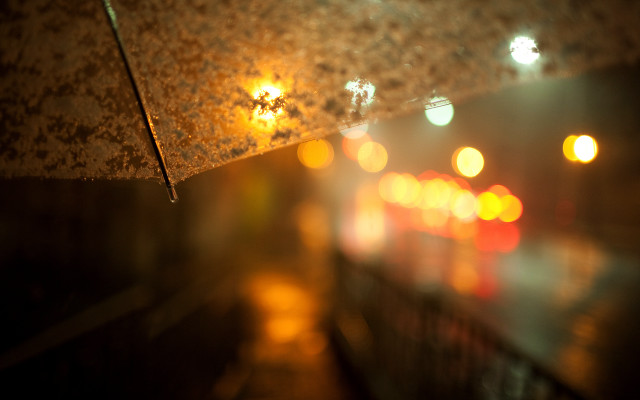 Blurry streetlight umbrella rain night free wallpaper for desktop - medium preview image