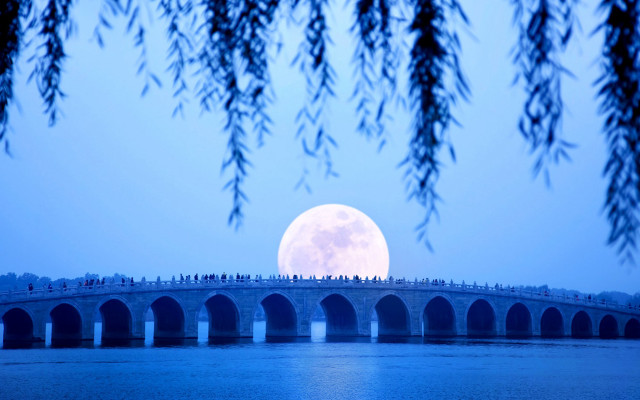 Full moon bridge arches people free wallpaper for desktop - medium preview image
