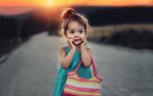 Little girl pink yellow bag free wallpaper for desktop - medium preview image