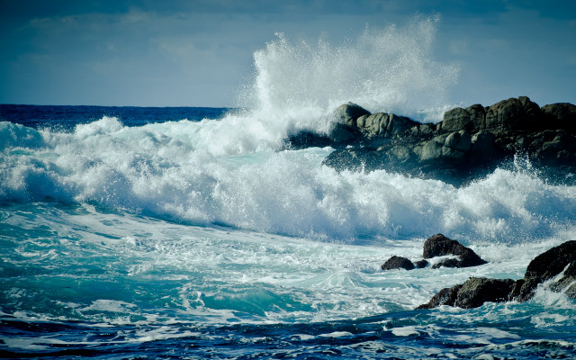 Large wave rocky shore sunny free wallpaper for desktop - medium preview image