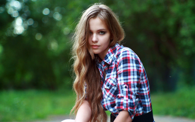 Gothic portrait blurry bokeh park free wallpaper for desktop - medium preview image