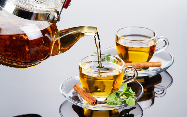 Tea pour cinnamon mint glass free wallpaper for desktop - medium preview image