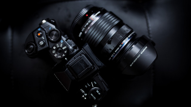 Camera lens table black background free wallpaper for desktop - medium preview image