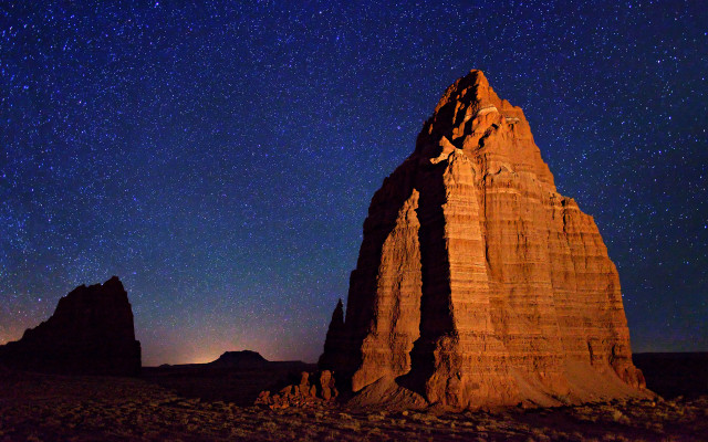 Rock formation star filled sky free wallpaper for desktop - medium preview image