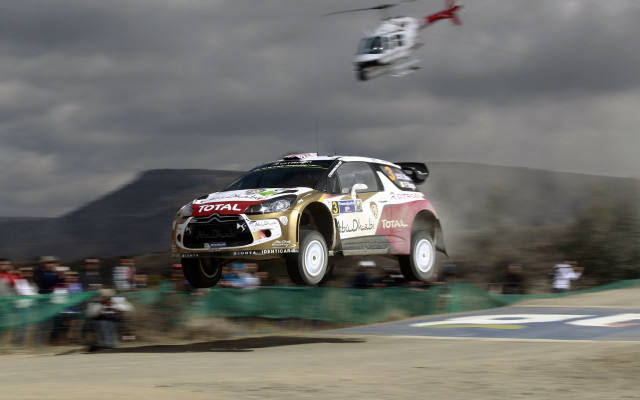 Flying car helicopter people tiltshift free wallpaper for desktop - medium preview image