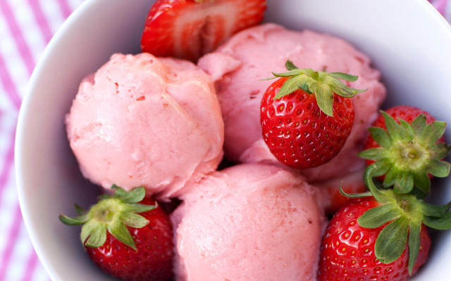 Ice cream strawberries berries tablecloth free wallpaper for desktop - medium preview image