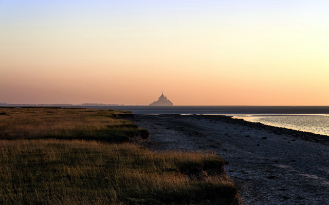 Large water lush green field free wallpaper for desktop - medium preview image