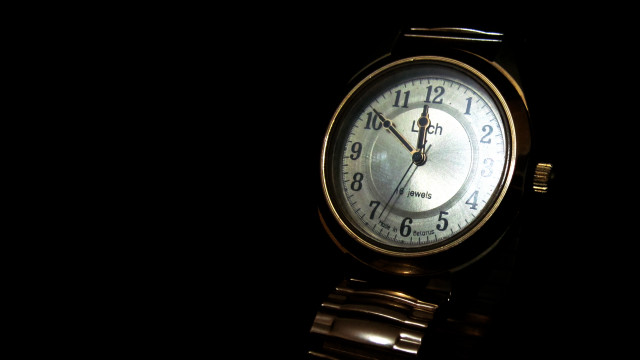Watch metal bracelet reflection photorealism free wallpaper for desktop - medium preview image
