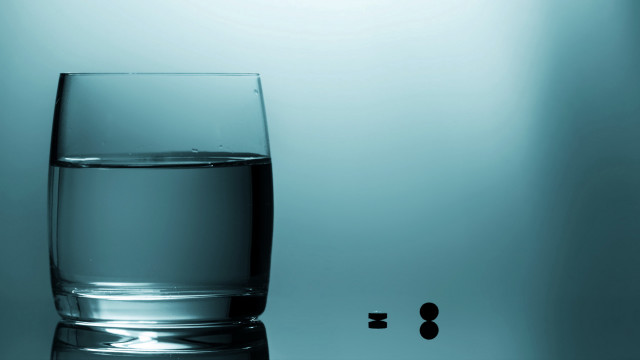Glass water table clock minimalism free wallpaper for desktop - medium preview image
