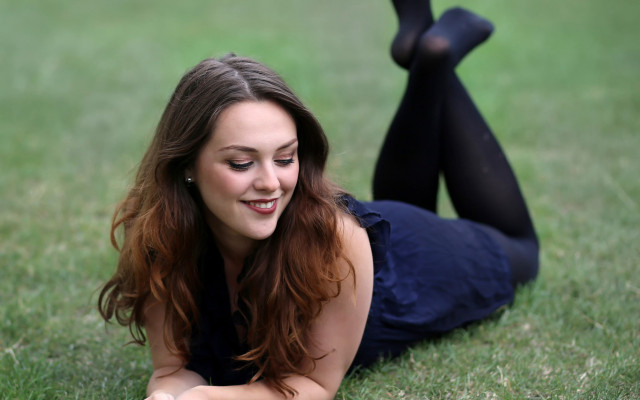 Anna findlay blurry grass pantyhose free wallpaper for desktop - medium preview image