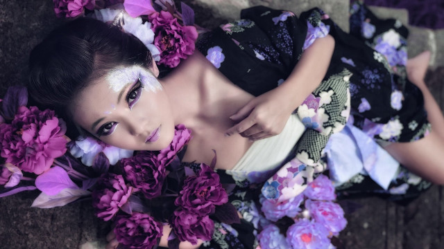 Woman flower kimono bouquet blurry free wallpaper for desktop - medium preview image