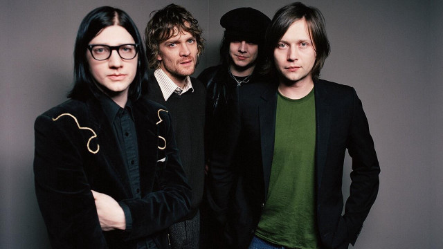 Men group standing wall green free wallpaper for desktop - medium preview image