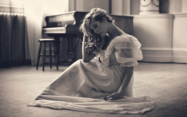 Woman dress piano blackandwhite fashion free wallpaper for desktop - medium preview image