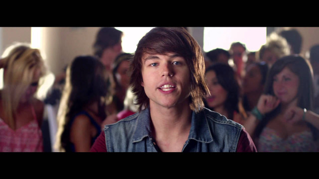 Man denim vest crowd room free wallpaper for desktop - medium preview image