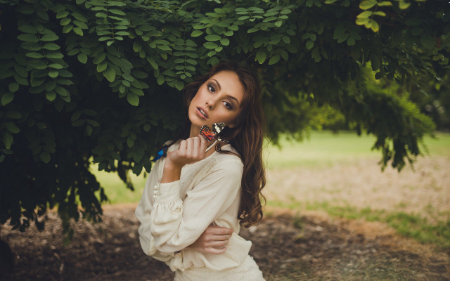 Woman bush tree brush lips free wallpaper for desktop - medium preview image