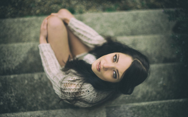 Woman sitting stairs blurry depthoffield free wallpaper for desktop - medium preview image