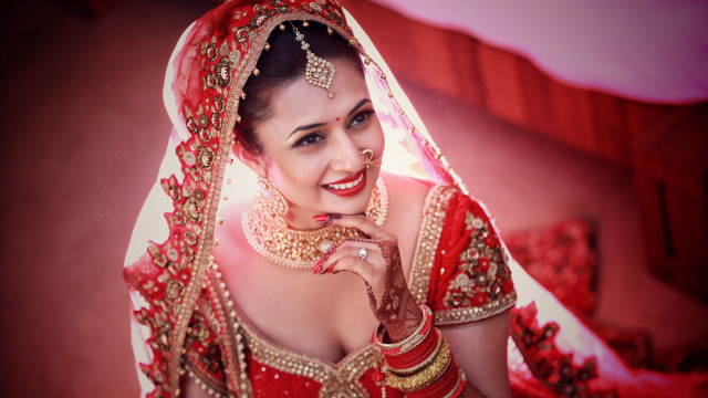 Bridal woman red gold portrait free wallpaper for desktop - medium preview image