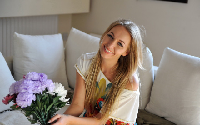 Evelyn abelson flower couch smile free wallpaper for desktop - medium preview image