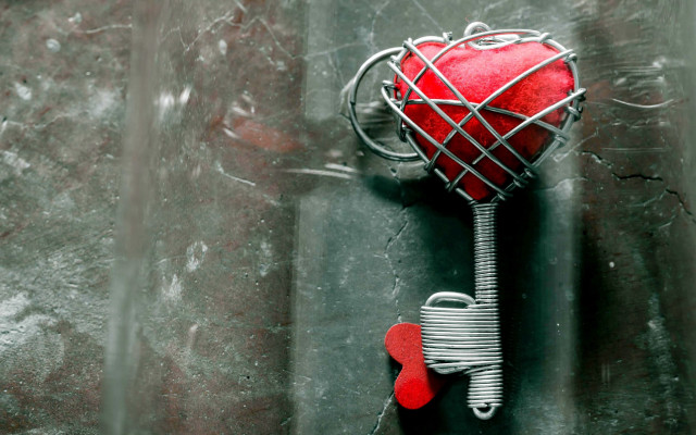 Red heart wire gray surface free wallpaper for desktop - medium preview image