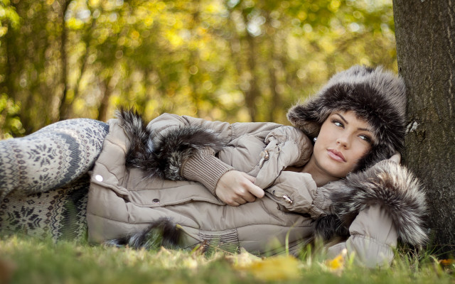 Woman lying tree fur coat free wallpaper for desktop - medium preview image