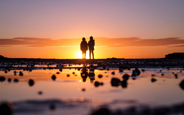 Beach sunset couple silhouette bokeh free wallpaper for desktop - medium preview image